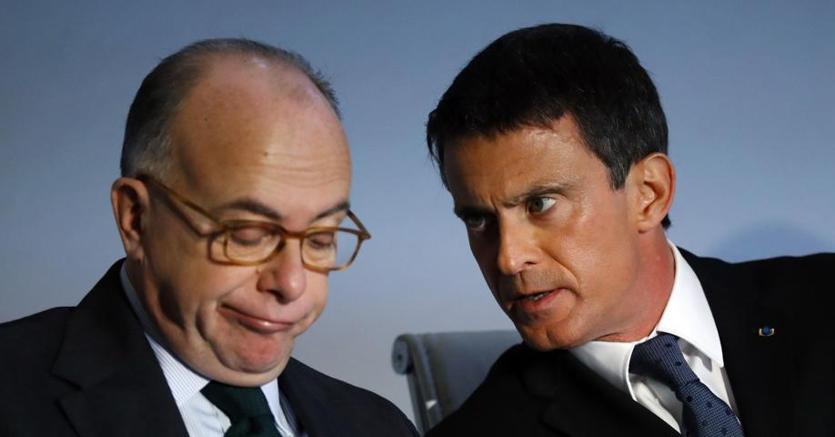 Il ministro dell’Interno  Bernard Cazeneuve con il premier Manuel Valls